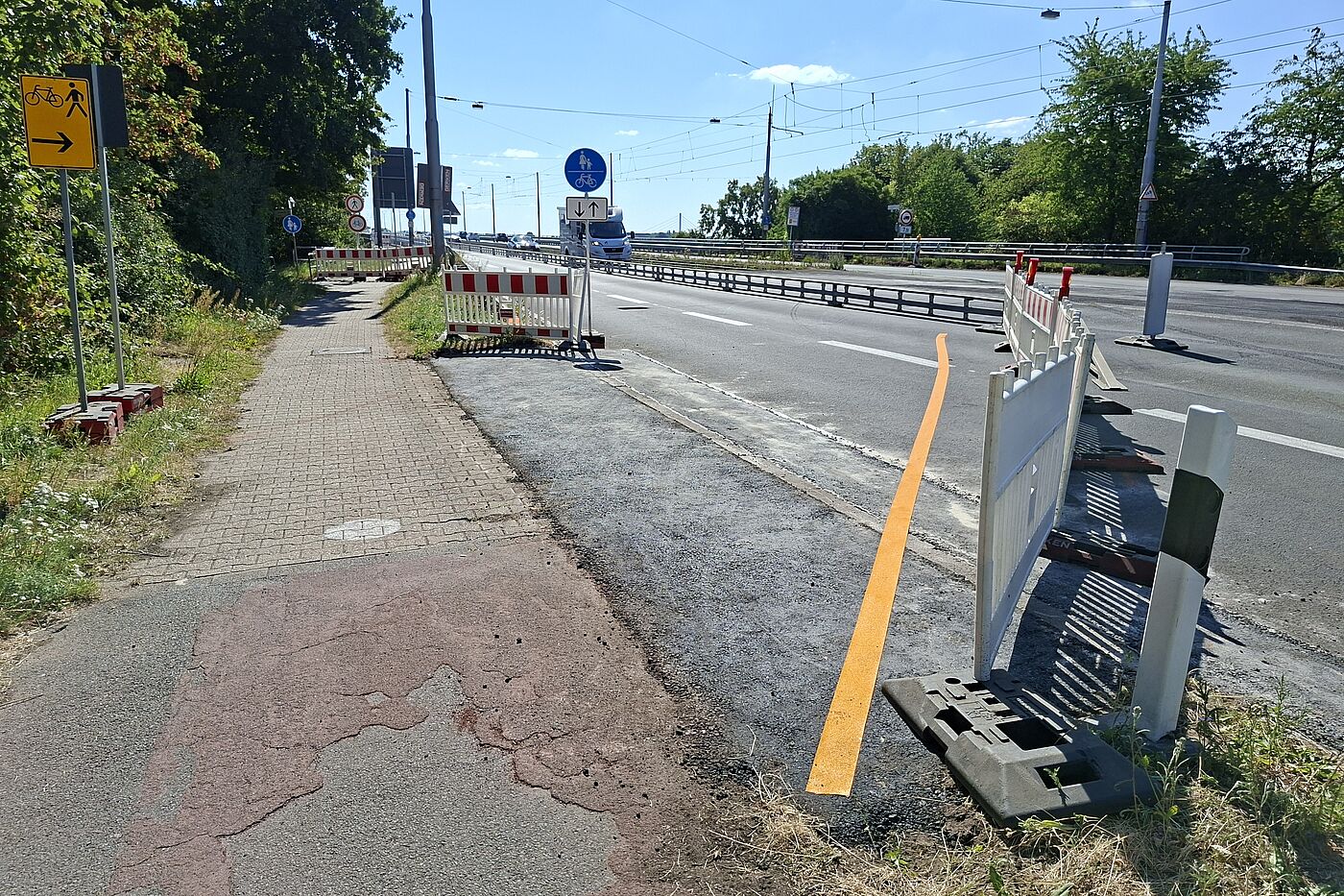 20260711_101715.jpg Neusser Seite: Sichere Überleitung auf die Fahrbahn, Bordsteinabsenkung breit genug und gut zu fahren.