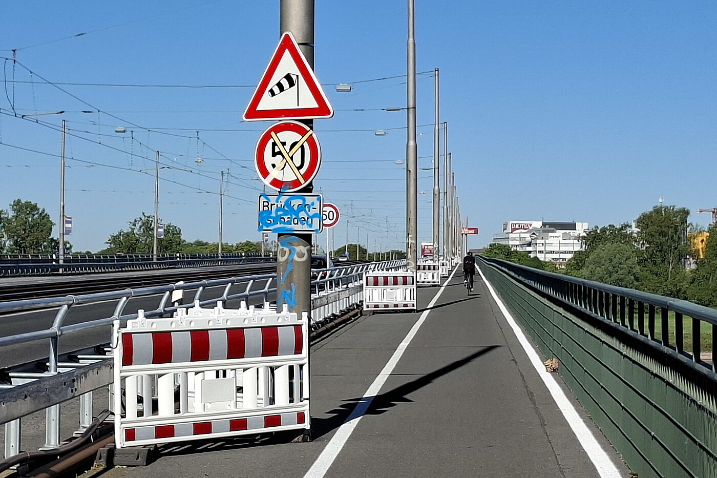 20260501_091748.jpg Noch im Mai 2026 war der frisch sanierte Radweg auf der Nordseite dem Verkehr übergeben worden. Jetzt ist er gesperrt.