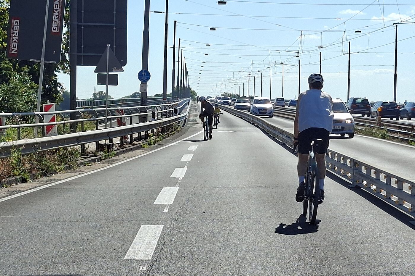20260711_101846.jpg Der Rad- und Fußverkehr ist durch eine mobile Leitplanke vom KFZ-Verkehr getrennt.