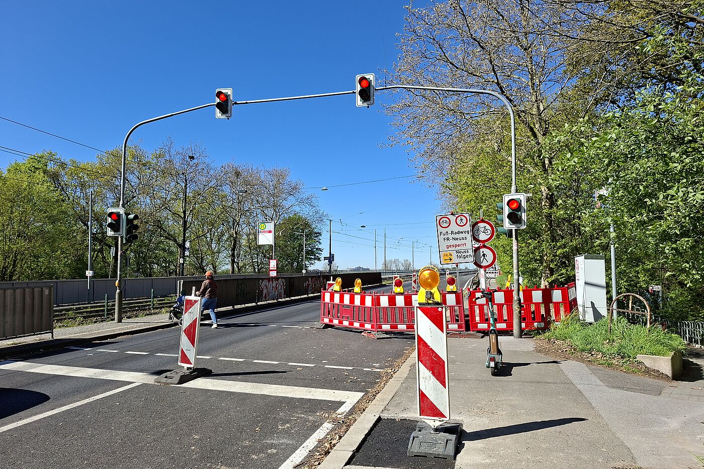 20260408_120303.jpg Bis April 2026 ging es für KFZ einspurig Richtung Neus, und der nördliche Radweg war gesperrt.
