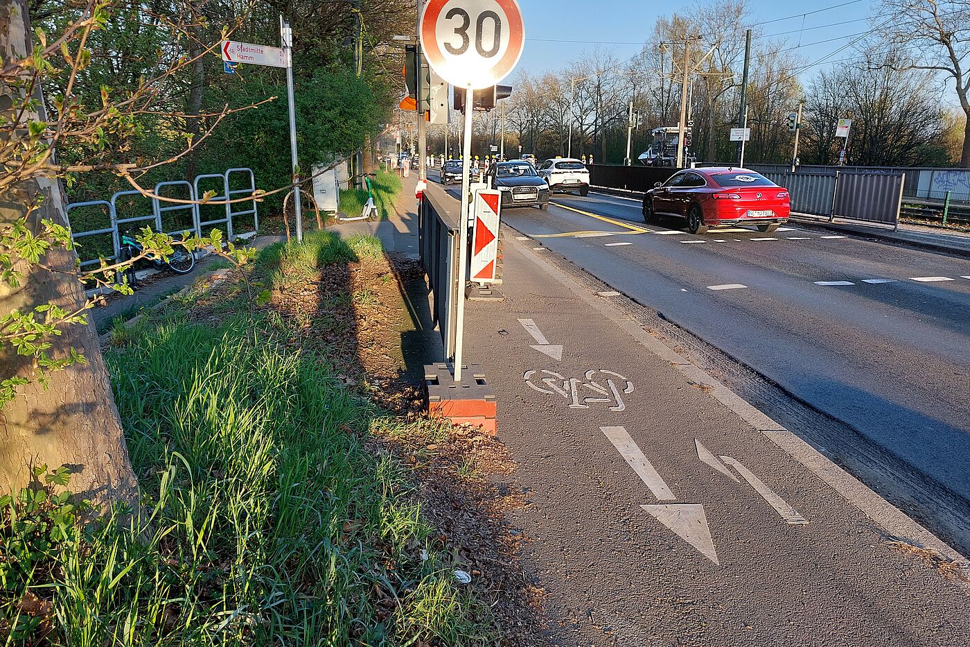 20250401_191207.jpg Das ganze Jahr 2025 über mussten Radfahrende mit einer gefährlichen Engstelle an der Hammer Brückenrampe zurecktkommen.